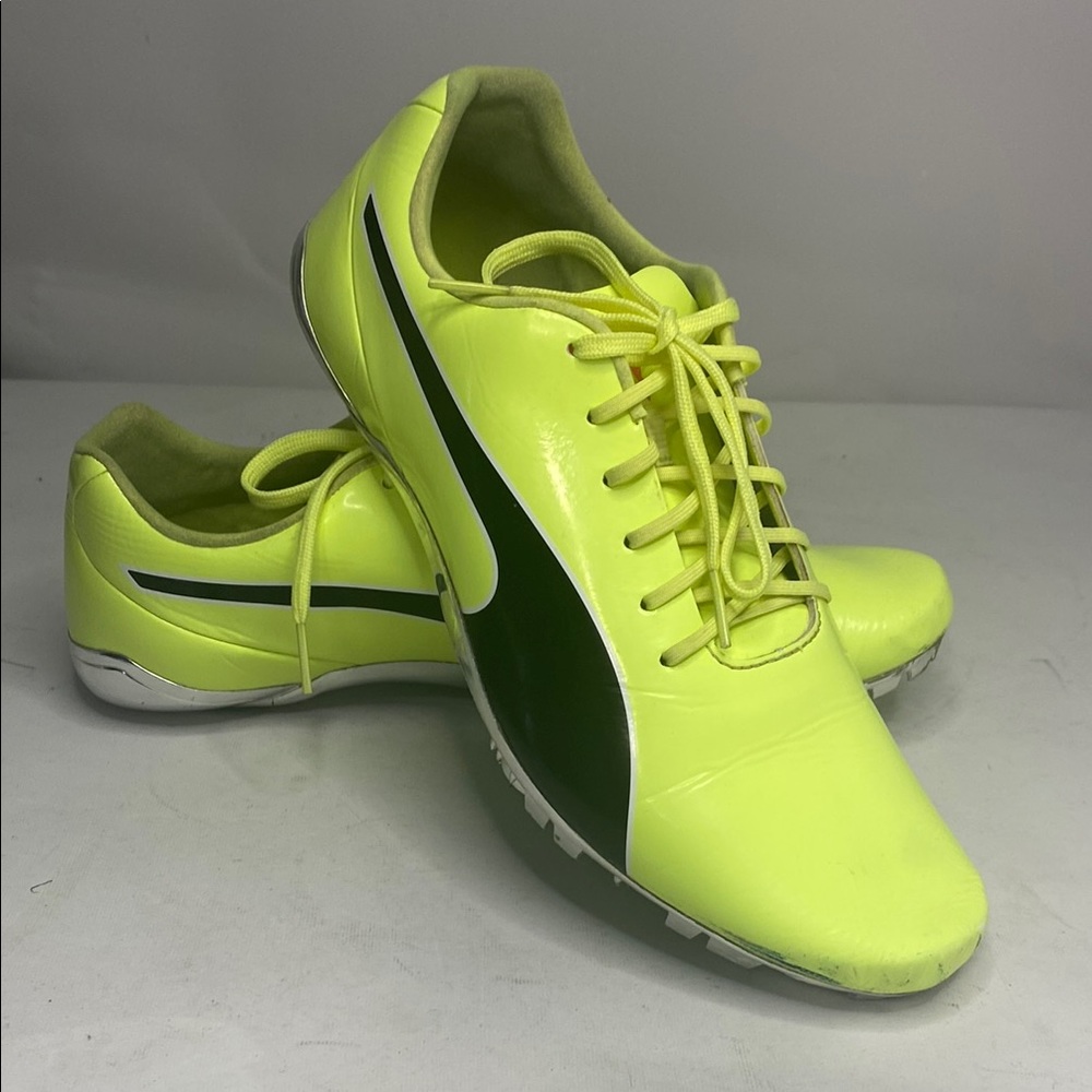 Puma Yellow and Black Athletic Shoes Sleek Design